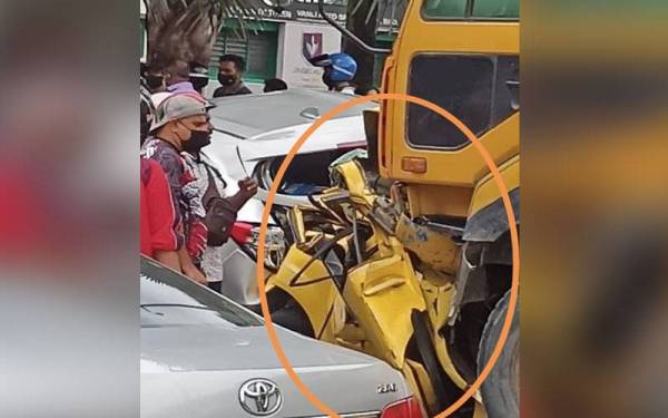 Kereta Produa Myvi yang remuk teruk dirempuh lori dalam keadaan laju.