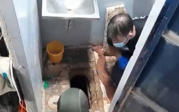 Pegawai penjara meneliti lubang yang dikorek di tandas sel yang menempatkan keenam-enam tahanan warga Palestin terbabit.