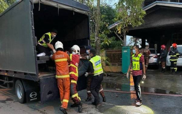 Mayat mangsa yang rentung dalam kebakaran di Taman Hungap, Penampang pada awal pagi Selasa diserahkan kepada polis.