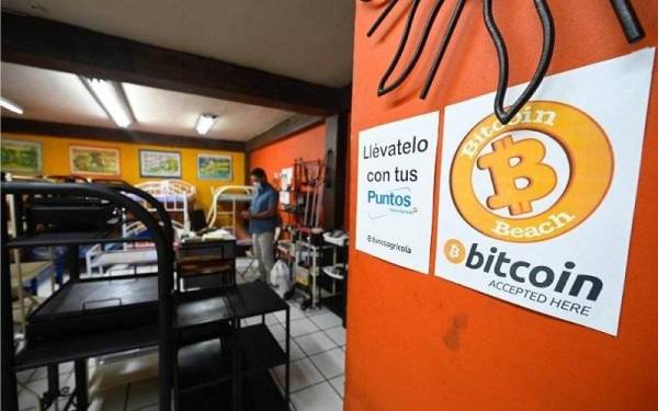 Gambar fail menunjukkan sebuah kedai menerima mata wang Bitcoin di San Salvador pada 1 September lalu. - Foto AFP