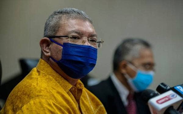 Saifuddin ketika sidang media selepas melakukan lawatan kerja ke Pusat Serantau Asia Tengggara Bagi Mencegah Keganasan (SEARCCT), hari ini. Foto Bernama