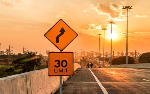 Seminggu selepas had kelajuan 30 kilometer sejam berkuat kuasa di Paris, tunjuk perasaan oleh pemandu kereta semakin meningkat. Foto 123RF