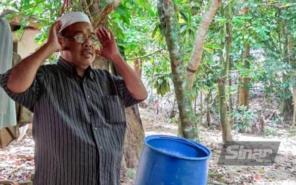 Yusof melakonkan semula cara dia melaungkan azan di belakang rumahnya di Kampung Setol, Yan pada hari kejadian tragedi kepala air pada 18 Ogos lalu.