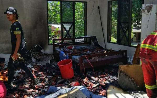 Kebakaran dipercayai bermula dari bilik tengah di tingkat atas rumah.