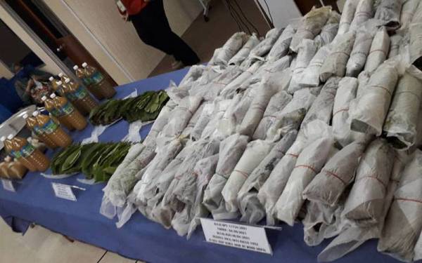 Antara daun dan air ketum yang sudah siap diproses dirampas dalam tujuh serbuan sekitar Johor Bahru, Kota Tinggi, Kulai, Iskandar Puteri dan Tangkak pada 27 Ogos hingga 4 September lalu.