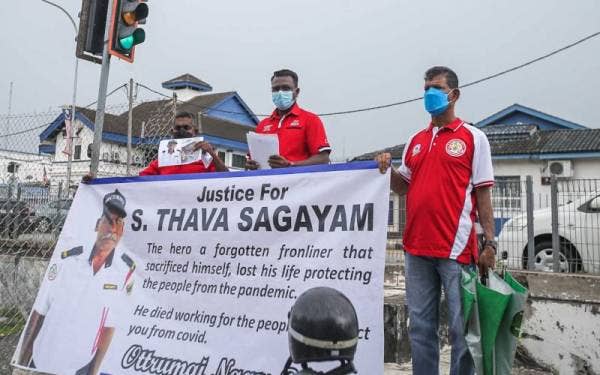 Dayalan (tengah) mewakili empat NGO membuat laporan polis menggesa suatu tindakan diambil terhadap pegawai polis yang menjalankan siasatan kes pengawal keselamatan di Ipoh.