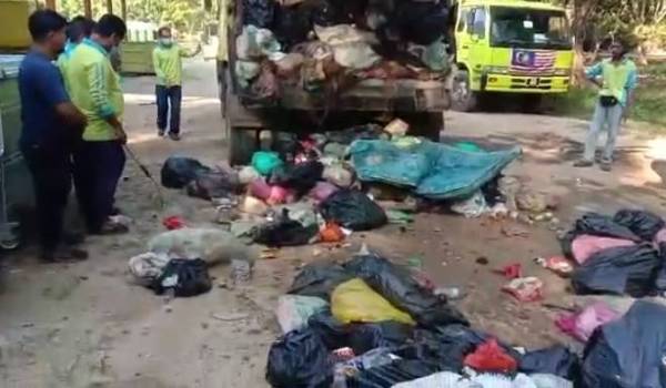 Video tular menunjukkan pekerja Environment Idaman membantu mencari barang kemas yang hilang.