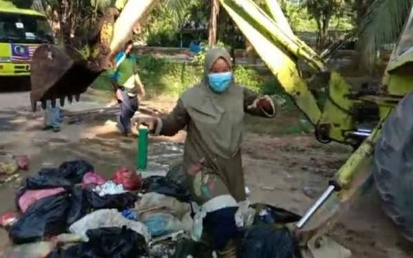 Seorang wanita bernasib baik kerana barang kemas yang dibuang tanpa sengaja ke dalam tong sampah ditemui semula dengan bantuan pekerja pembersihan.