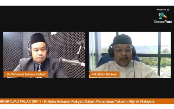 Muhamad Zakuwan (kiri) ketika majlis penutup program Bulan Falak Malaysia peringkat Wilayah Persekutuan yang diadakan secara dalam talian.