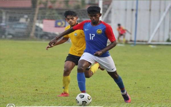 Aksi pemain B-20 negara ketika berhadapan Skuad Projek FAM-MSN di Kompleks Sukan PKNS, Kelana Jaya, pada Isnin.