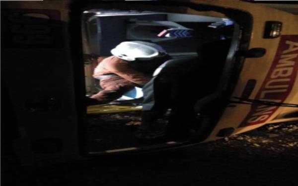 Anggota bomba membantu mengeluarkan mangsa yang terlibat dalam nahas jalan raya di Jalan Ayer Hitam Batu 49 Simpang Renggam, Kluang pada Selasa. - Foto JBPM