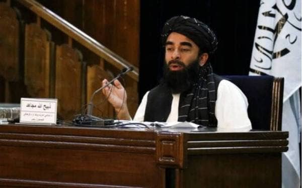 Zabihullah Mujahid bercakap ketika sidang media di Kabul, Afghanistan. - Foto AP