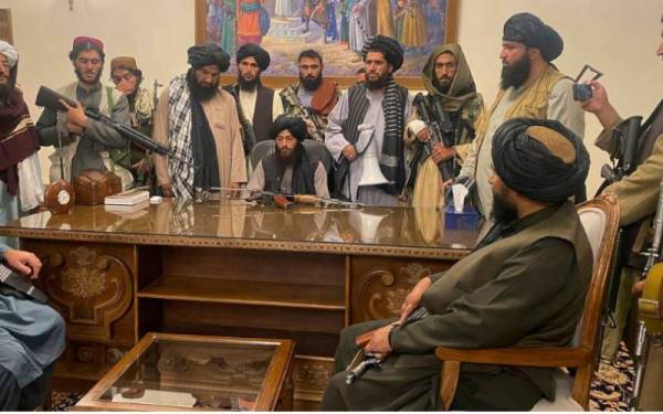 Pemimpin Tertinggi Taliban, Hibatullah Akhundzada pada Selasa berkata, kerajaan sementara Taliban yang baharu dibentuk bakal berfungsi tidak lama lagi, - Foto fail AP