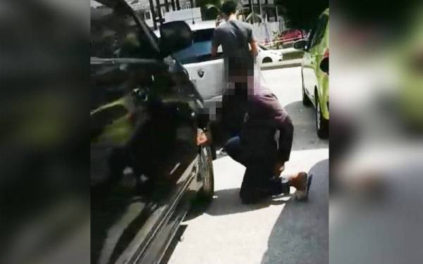 Rakaman tindakan dua suspek cuba curi tabung ekzos tular di laman sosial.