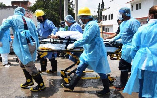Beberapa kakitangan perubatan memindahkan seorang pesakit dari sebuah hospital di Tula pada Selasa. - Foto AFP