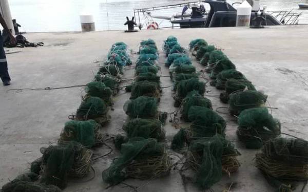Bubu naga yang dirampas di empat lokasi berbeza sekitar satu batu nautika barat Sungai Jawi, pada Selasa.