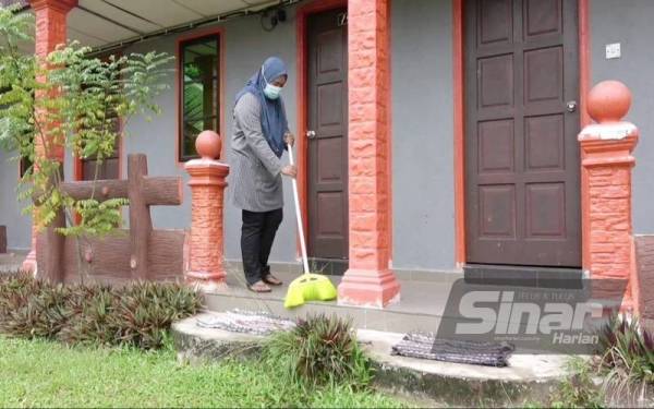 Suhada membersihkan rumah inap desa miliknya dan mahu kerajaan membuka sepenuhnya sektor pelancongan.