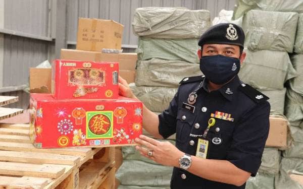Mohd Haris menunjukkan mercun yang dirampas dalam Op Kontraban di Jalan Pantai Berahi, Putatan.