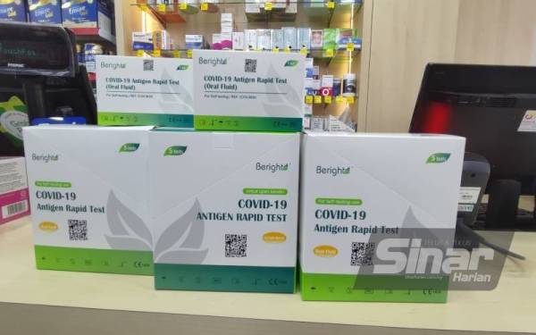 Kit ujian pantas Covid-19 dijual pada harga serendah RM15.50 untuk satu set di sebuah farmasi di sini.