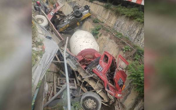 Tiga buah kenderaan terjatuh ke dalam longkang di Jalan PJU 8/8 Damansara di sini pada Rabu.