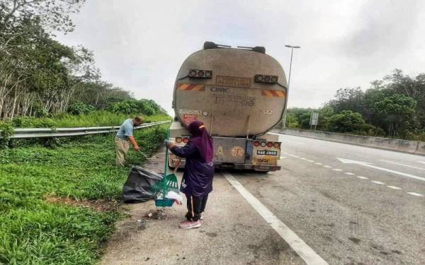 Kerja sukarela mengutip sampah di Jalan CSR dekat Ladang Selborne, Lipis hasil inisiatif Azizul Bahrim bersama ahli keluarga dan rakannya.