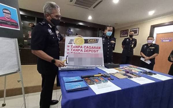 Mohamad (kiri) ketika menunjukkan barang rampasan.