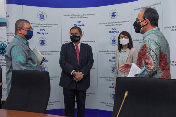 Saifuddin (kiri) berbual bersama Pensyarah Kanan, Jabatan Pengajian Antarabangsa dan Strategik Universiti Malaya, Dr Roy Anthony Rogers (dua, kiri), pada lawatan sulung beliau di ISIS hari ini.-Foto Bernama