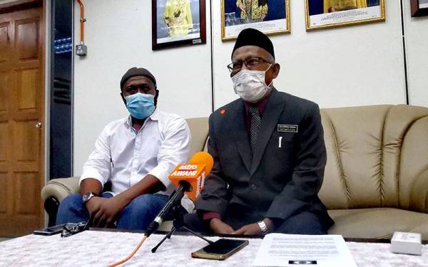 Ismail (kanan) ketika sidang akhbar di pejabatnya di Wisma Negeri, Seremban pada Rabu.