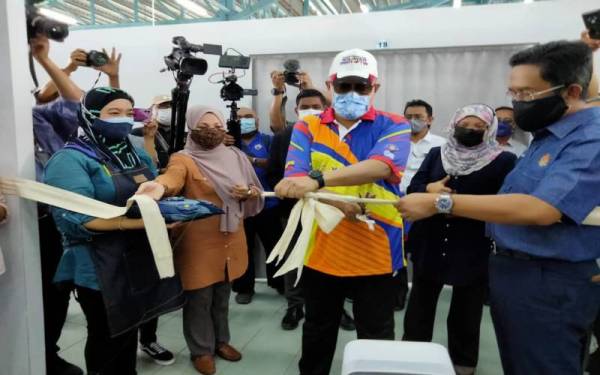 Shahidan turut melancarkan pusat jahitan untuk gelandangan ketika membuat tinjauan di Anjung Kelana.