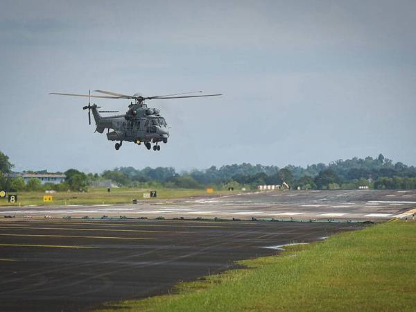 Pesawat EC725 AP milik Tentera Udara Diraja Malaysia (TUDM) melakukan pendaratan di Pangkalan Udara Labuan sempena Eksesais Ababil 2021 hari ini.
