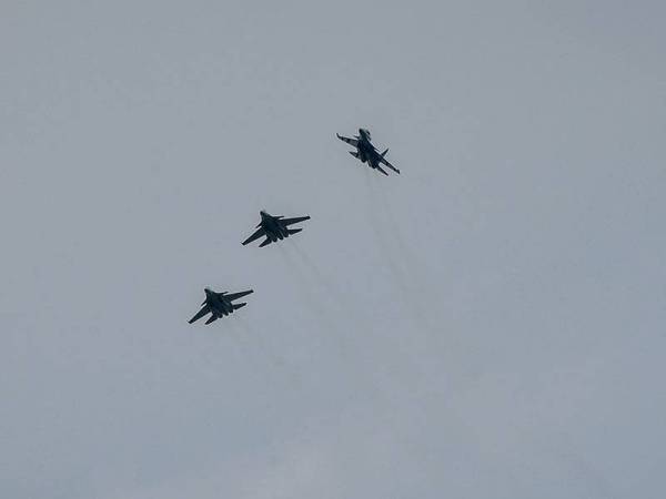 Pesawat pejuang Sukhoi Su-30MKM milik Tentera Udara Diraja Malaysia (TUDM) beraksi di ruang udara Labuan sempena Eksesais Ababil 2021 hari ini.