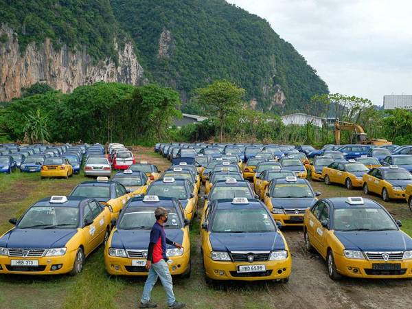 Penjual kereta, Muhammad Nabil Ahmad Shalkawi, 25, memeriksa kereta sewa terpakai sebelum dijual ketika tinjauan Bernama di Gunung Rapat di sini hari ini.