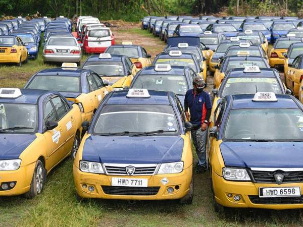 Penjual kereta, Muhammad Nabil Ahmad Shalkawi, 25, memeriksa kereta sewa terpakai sebelum dijual ketika tinjauan Bernama di Gunung Rapat di sini hari ini.