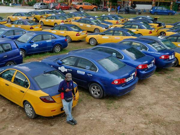 Penjual kereta, Muhammad Nabil Ahmad Shalkawi, 25, menunggu pelanggan yang tak kunjung tiba di Gunung Rapat di sini hari ini.