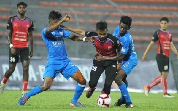 Perlawanan akhir Piala Emas Raja-raja 2019 yang dimenangi MISC (biru), mengalahkan Kuala Lumpur 2-1.