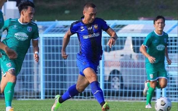 Norshahrul Idlan cuba melepasi halangan pemain Kuching City dalam aksi Liga Premier di Pasir Gudang pada Selasa. FOTO: FB Sarawak United