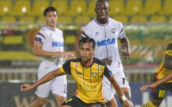 Baddrol menjaringkan satu gol ketika membantu KDA FC bangkit mengikat UiTM FC 3-3 di Stadium Darul Aman pada Rabu. FOTO KEDAH DARUL AMAN FC