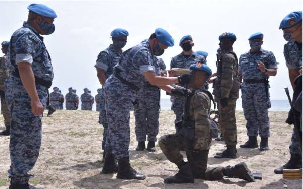 Ackbal menyempurnakan upacara penganugerahan beret biru Paskau kepada penuntut yang berjaya menamatkan Kursus Komando TUDM Siri 28/21 di Pantai Hiburan Rompin, pada Rabu.