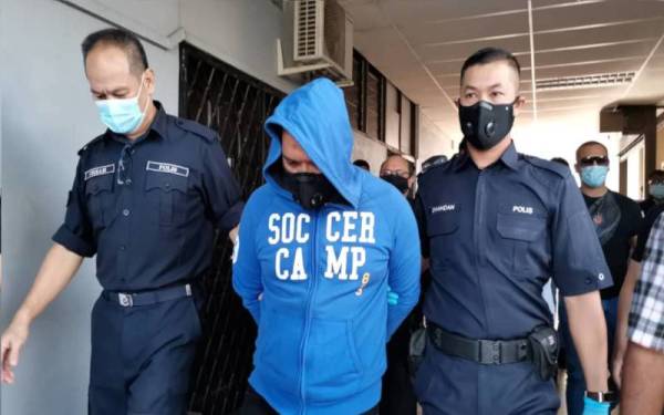 Ahmad Noor Azhar dibawa ke lokap Mahkamah Ipoh pada Khamis selepas pertuduhan terhadapnya selesai.