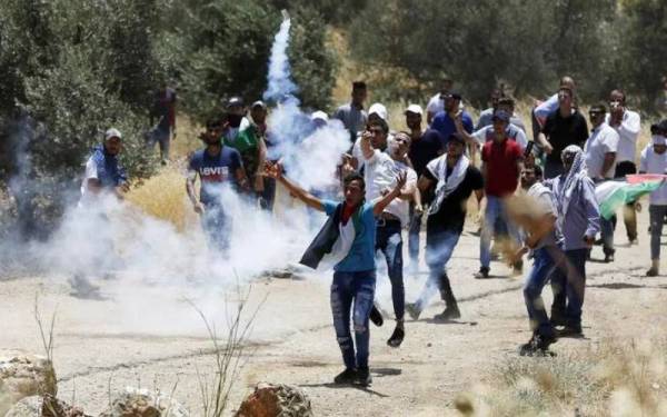 Seramai 100 warga Palestin cedera dalam pertempuran dengan anggota tentera Israel berdekatan bandar Nablus di Tebing Barat pada Rabu. - Foto AP