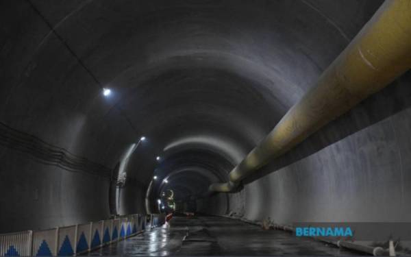 Walaupun namanya Terowong Kuantan, uniknya terowong ECRL itu ialah sebahagian besar laluan tengahnya berada di negeri Terengganu meskipun ‘jalan’ masuk dan keluar terletak di Pahang. 