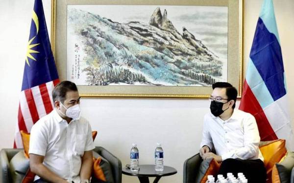 Felix (kiri) dan Jin Zhe berbincang berhubung pelaksanaan Undi 18 di Kota Kinabalu.