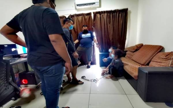 Antara dua suspek yang ditahan dalam serbuan terbabit.