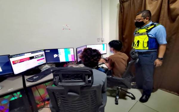 Mohd Fazley melihat operasi perjudian dilakukan di kondominium terbabit.