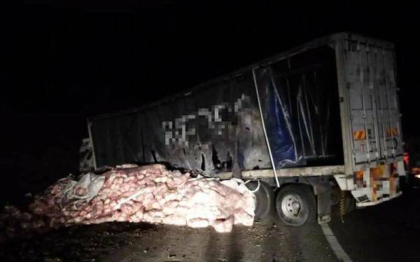Keadaan lori yang dipandu mangsa selepas terbabit kemalangan di KM43.5 Lebuhraya Kuala Lumpur-Karak di sini pada awal pagi Khamis.
