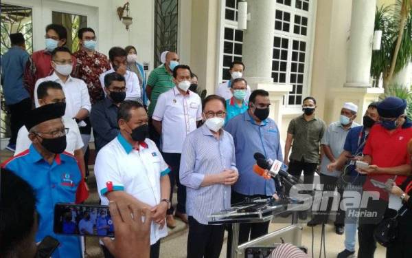 Presiden PKR semasa sidang akhbar di Kediaman Rasmi MBNS pada Khamis.