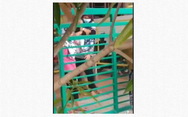 Tular video Zaini sedang menenangkan anak-anaknya yang menangis ketika van jenazah melalui rumah mereka di Taman Krubong Jaya.