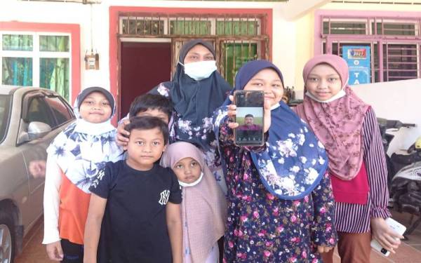 Nordanisha Zara menunjukkan gambar bapa mereka yang meninggal dunia kerana Covid-19 pada Isnin lalu.