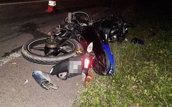 Motosikal ditunggang mangsa mengalami kerosakan teruk selepas melanggar seekor tapir betina di lokasi kejadian. Foto: Ihsan PDRM