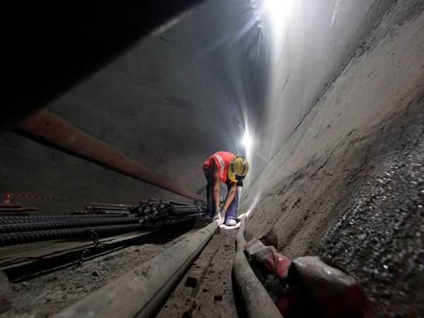 Seorang pekerja ketika melakukan kerja-kerja pembinaan terowong Laluan Rel Pantai Timur (ECRL) Kuantan. 